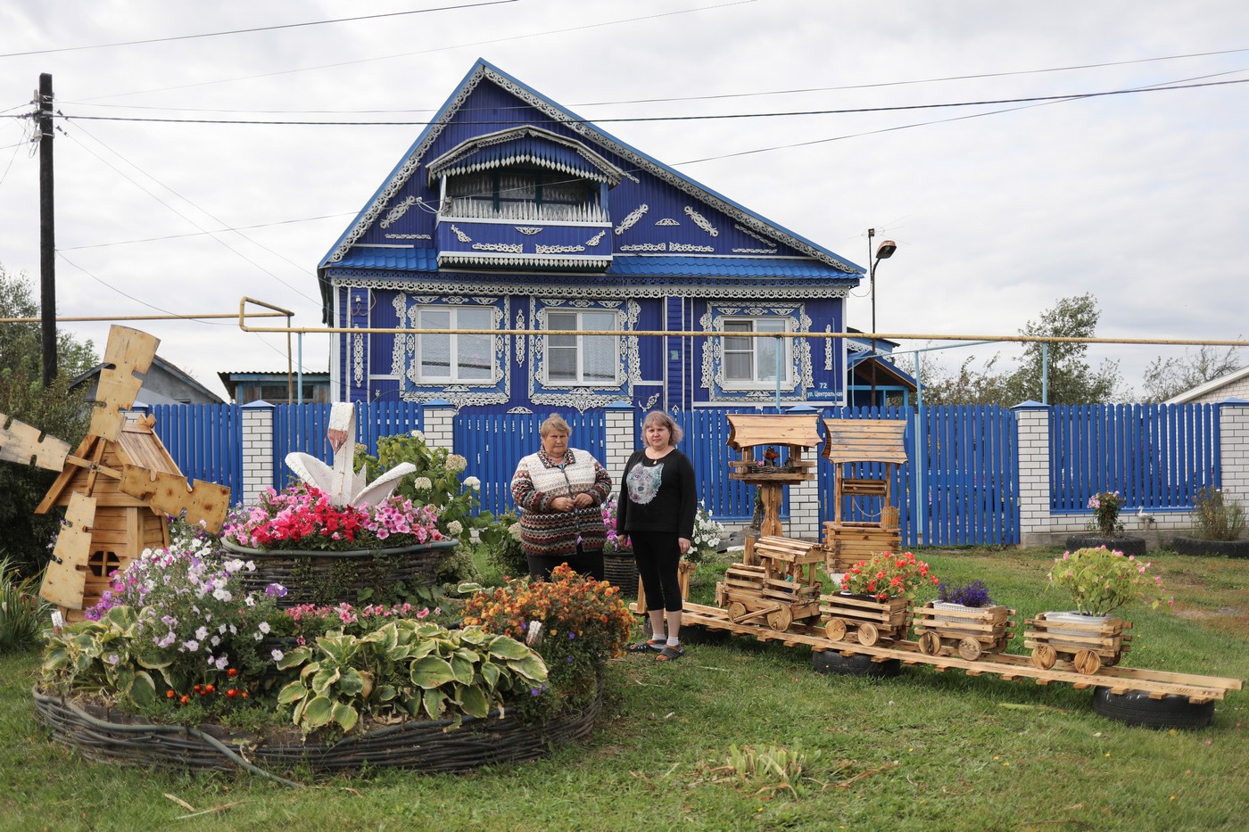 ЖКХ-арт российских городов: кто и зачем делает лебедей из шин и мухоморы из  тазиков