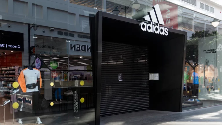 «Коммерсантъ»: Adidas задумался о продаже российского бизнеса