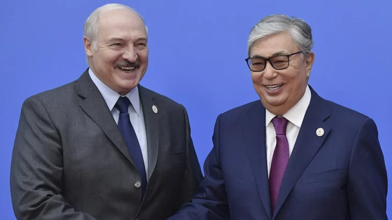 Президент Белоруссии Александр Лукашенко и президент Казахстана Касым-Жомарт Токаев (слева направо)