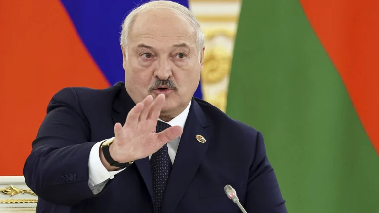 Лукашенко пропустил празднование Дня флага Беларуси. Ранее СМИ писали, что у него грипп