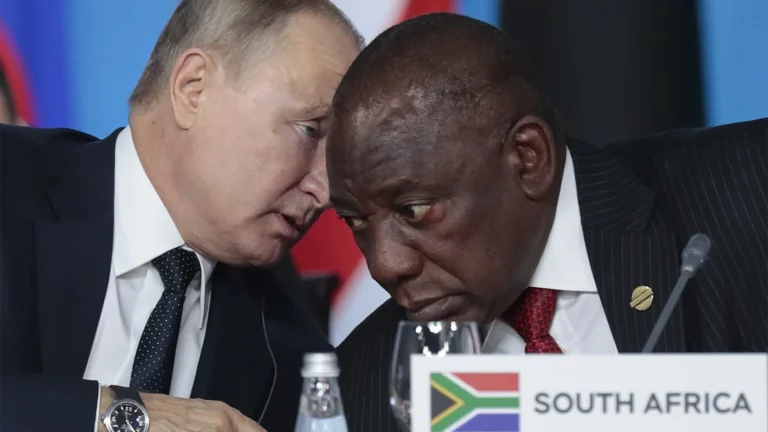 Президент России Владимир Путин и президент ЮАР Сирил Рамафоса во время пленарного заседания саммита Россия-Африка в Сочи, Россия, 24 октября 2019 года
