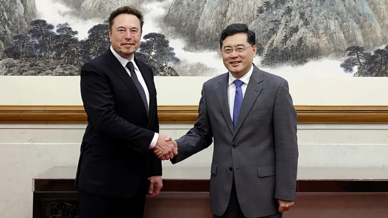 Бизнесмен Илон Маск и министр иностранных дел Китая, Цинь Ган (справа)