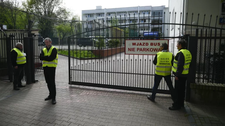 Польские власти выселили из здания в Варшаве школу при российском посольстве. Что известно