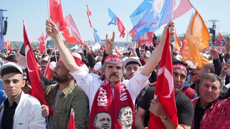 Большой предвыборный митинг Эрдогана в Стамбуле. Фото дня