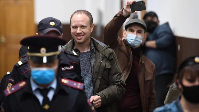 Сына экс-главы Иркутской области, осужденного по делу о мошенничестве, освободили по УДО