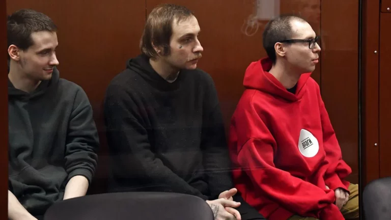 Архивное фото. Артем Камардин, Николай Дайнеко и Егор Штовба (справа налево), во время заседания суда