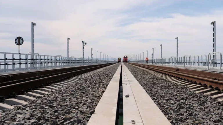 Железнодорожное движение по Крымскому мосту полностью восстановили спустя 7 месяцев после взрыва