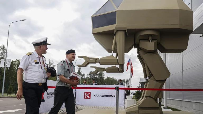 Боевые роботы, рельсотроны и лазерные пушки. Какое оружие появится у России к концу 2020-х