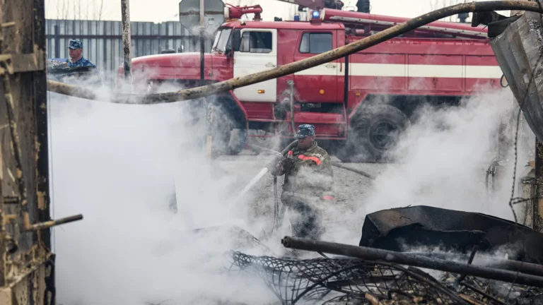 Глава уральского поселка Сосьва подал в отставку. Из-за пожара там погибли два человека и сгорело больше 100 домов