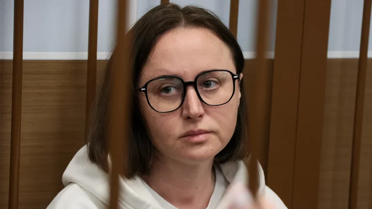 Суд отправил в СИЗО обвиняемую в оправдании терроризма драматурга Светлану Петрийчук
