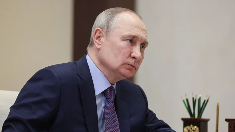Путин поручил принять меры по снижению оттока россиян за границу