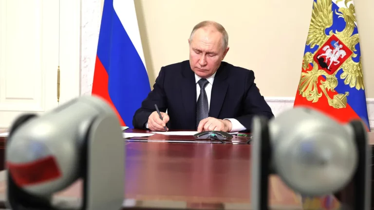 «Это был уже неживой механизм». Путин утвердил денонсацию договора об армиях в Европе