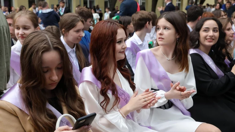 В Москве из-за режима КТО на неделю перенесли школьные выпускные