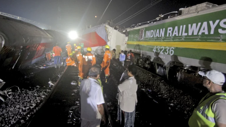 Крупнейшая железнодорожная авария в Индии за 20 лет: почти 300 человек погибли, 900 пострадали