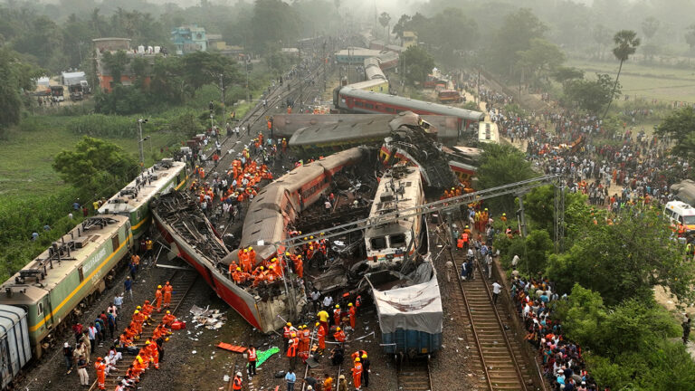Железнодорожная катастрофа в Индии. Фото дня