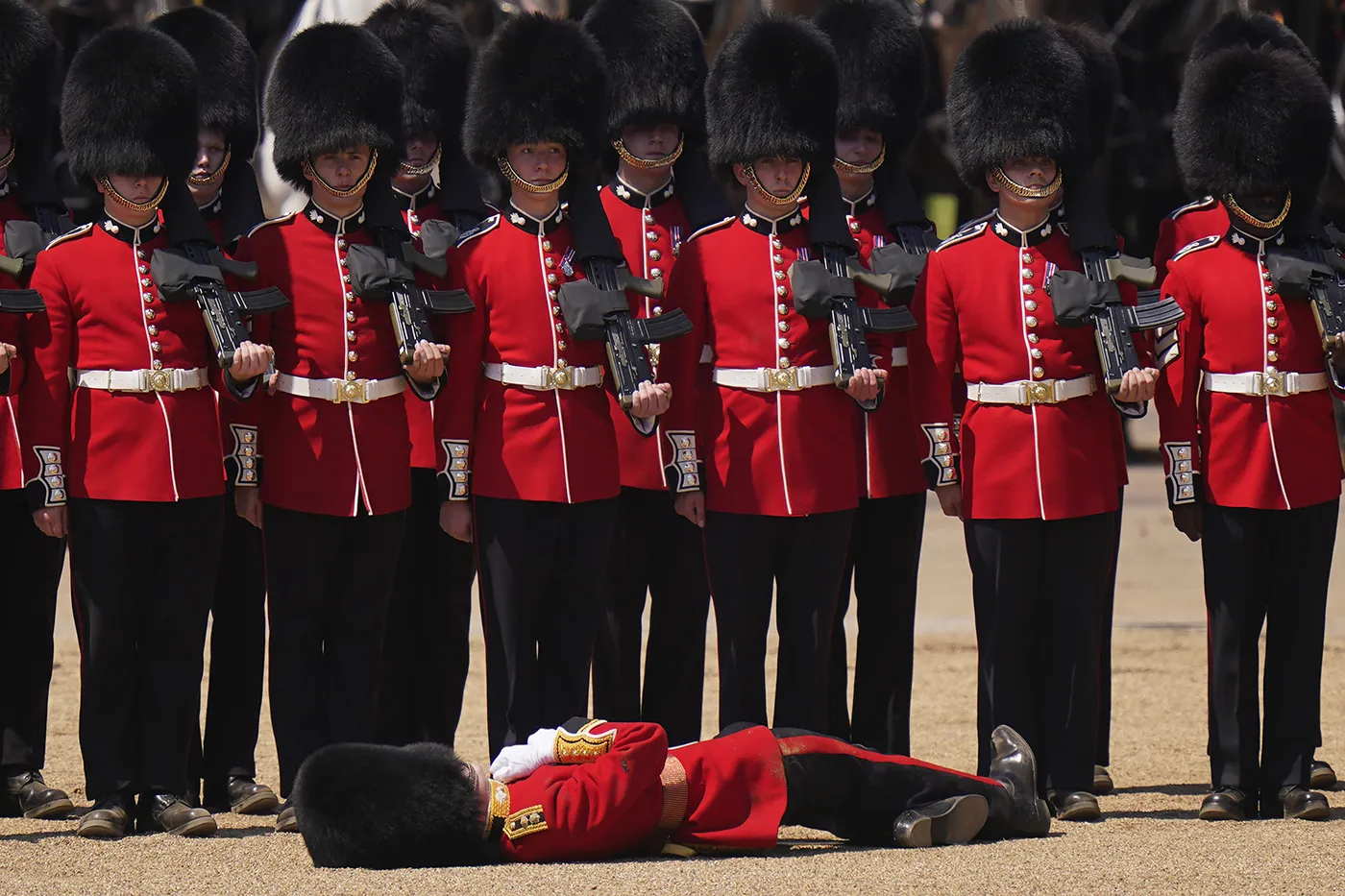 Гвардеец упал в обморок во время репетиции парада в Лондоне. Фото дня