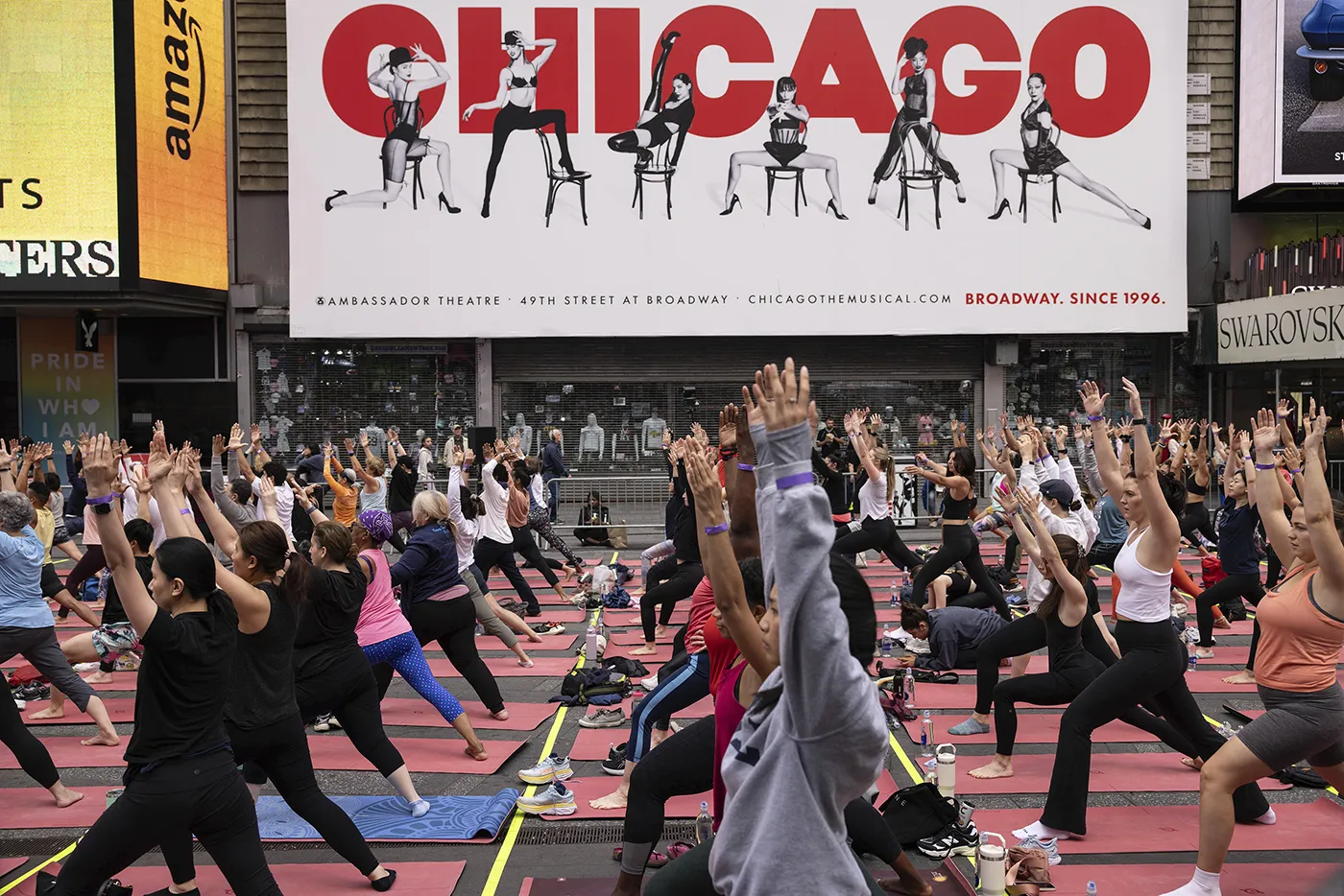 Массовый сеанс йоги на Таймс-сквер в Нью-Йорке. Фото дня