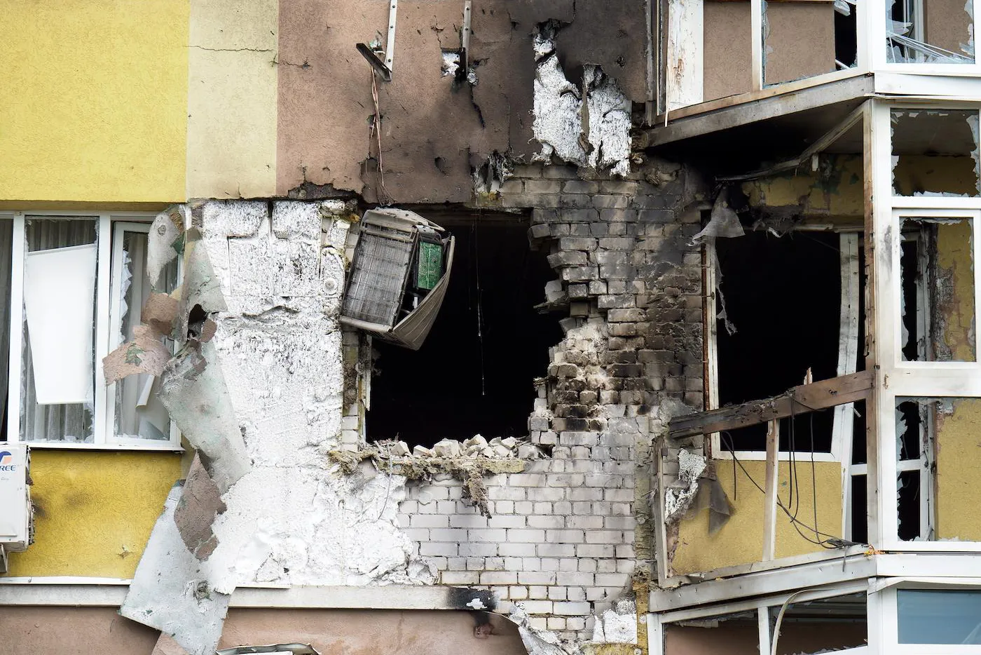 Последствия попадания беспилотника в жилой дом в Воронеже. Фото дня