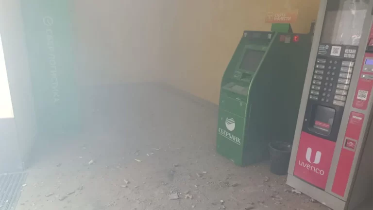 В отделении Сбербанка в Химках взорвали коробку с петардами