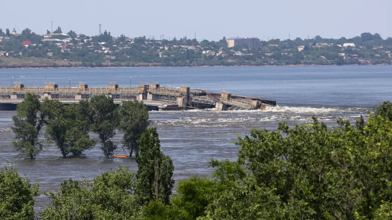 Как разрушение плотины Каховской ГЭС скажется на военных действиях