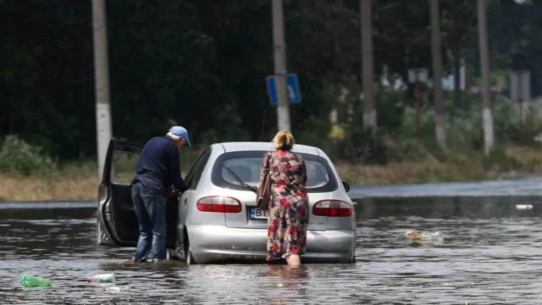 Вода с Каховской ГЭС затопила город Алешки. Вывозу людей мешают пожары и обстрелы