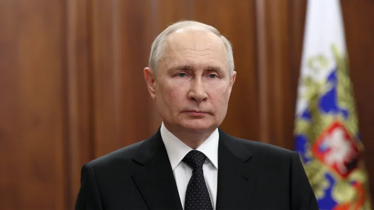 «Работает в Кремле». Песков ответил на публикации о том, что Путин вылетел из Москвы