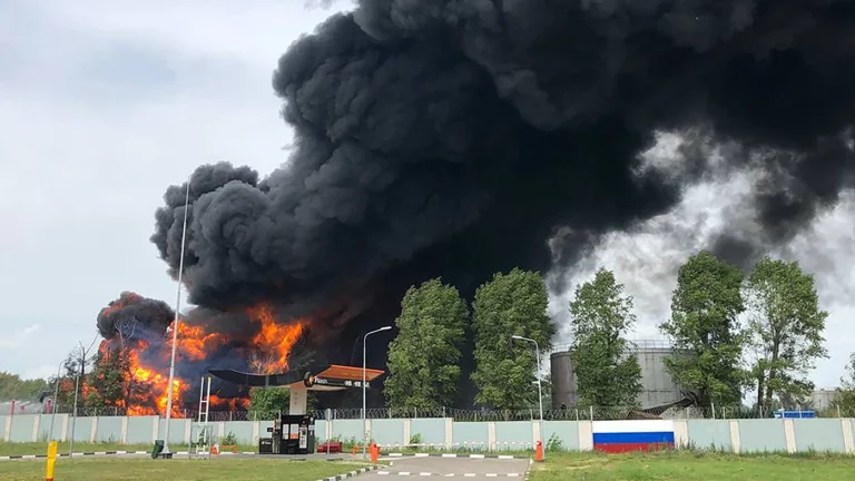 В Воронеже загорелась нефтебаза