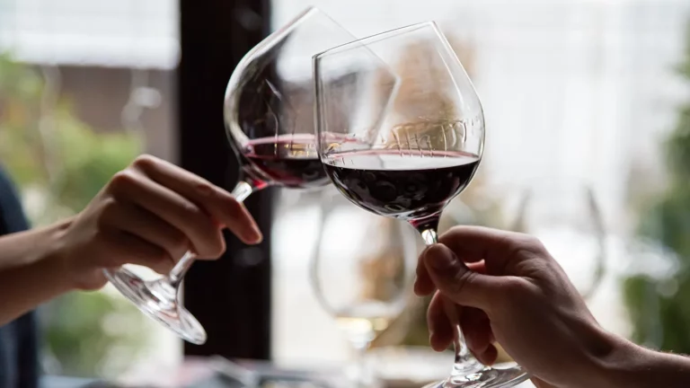 Красное вино улучшает сексуальную жизнь. Это показали 30 лет исследований