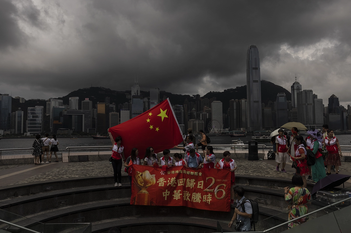 В Гонконге отметили 26-ю годовщину воссоединения с Китаем. Фото дня
