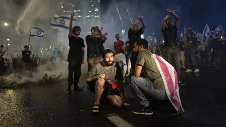 В Тель-Авиве тысячи человек вышли на протесты из-за отставки начальника полиции