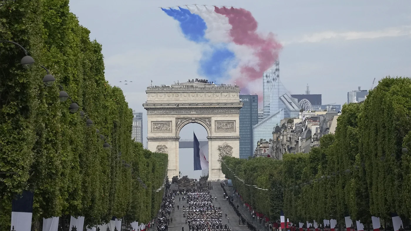 Париже сейчас день. 14 Июля день взятия Бастилии. Париж Елисейские поля парад. Эйфелева башня в день взятия Бастилии. День взятия Бастилии во Франции.