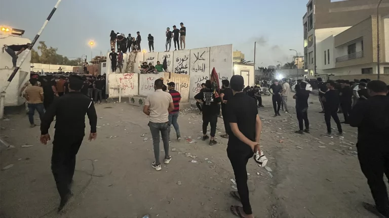 Протестующие захватили и подожгли посольство Швеции в Багдаде