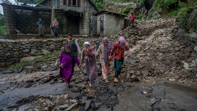 Мощный ливень разрушил дороги в Кашмире. Фото дня