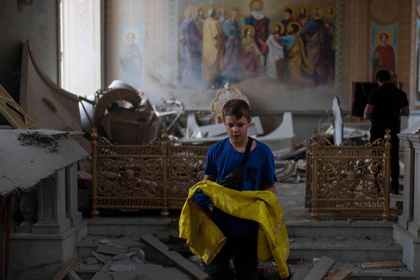 Прихожане Спасо-Преображенского собора в Одессе разбирают завалы. Фото дня