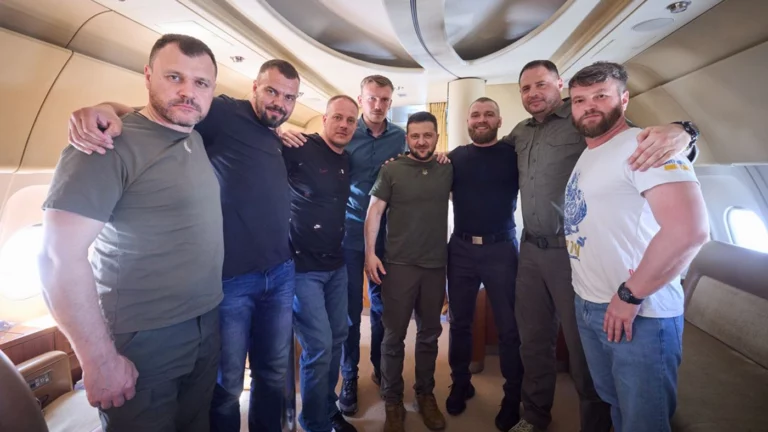 Пленные командиры «Азова»* вернулись на Украину из Турции