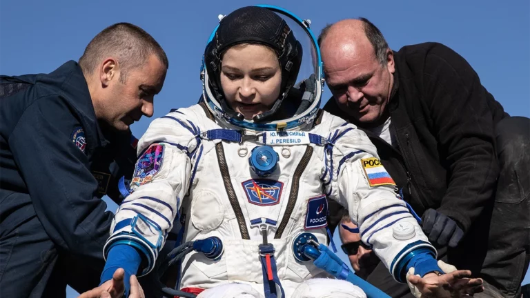 На продажу выставили скафандр Юлии Пересильд, в котором она летала на МКС для съемок в фильме «Вызов»