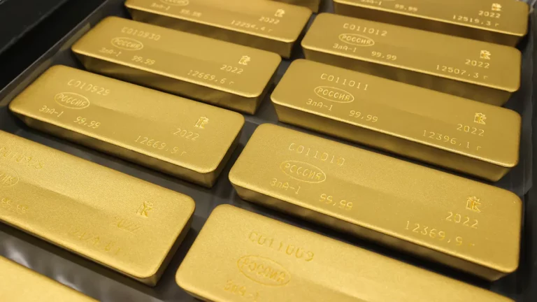 Страны стали возвращать свои золотые резервы после санкций против России
