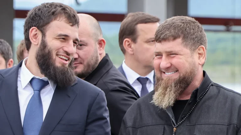 Министр сельского хозяйства Чеченской Республики Якуб Закриев и глава Чечни Рамзан Кадыров (слева направо)