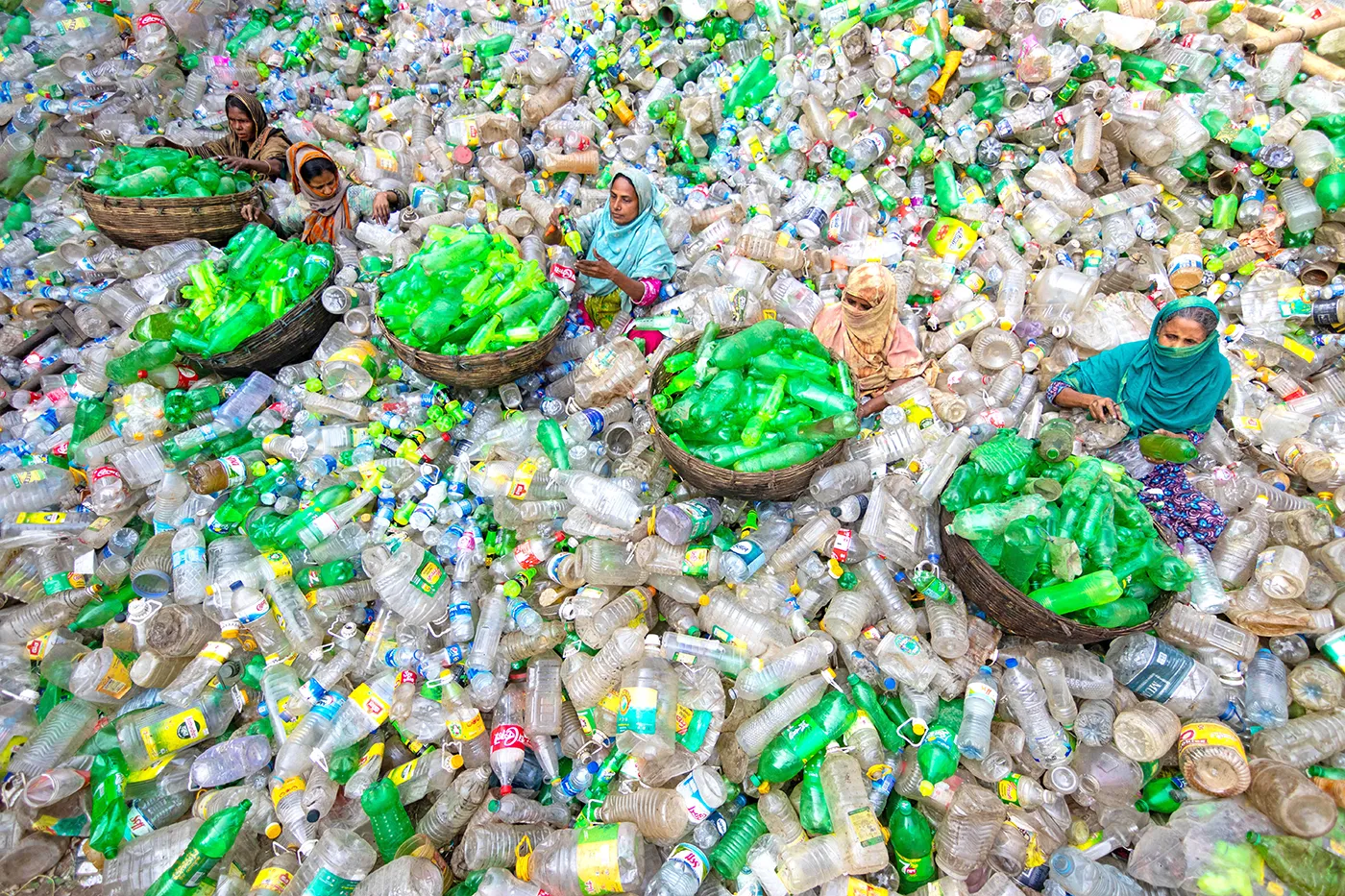 Сортировка пластиковых бутылок в Бангладеш. Фото дня