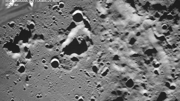 Первый снимок лунной поверхности, сделанный станцией «Луна-25». Фото: «Роскосмос»