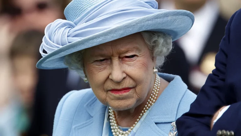 В Великобритании появится памятник Елизавете II в окружении корги