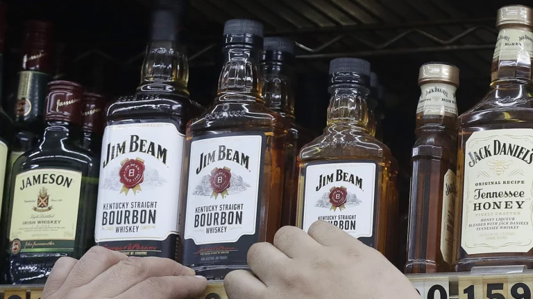 Производитель бурбона Jim Beam получил рекордную прибыль от продаж в России (после объявления об уходе из страны)