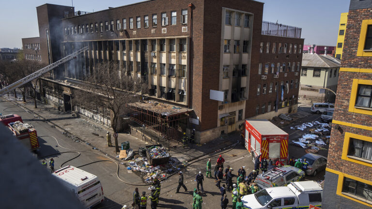 Последствия смертельного пожара в центре Йоханнесбурга. Фото дня