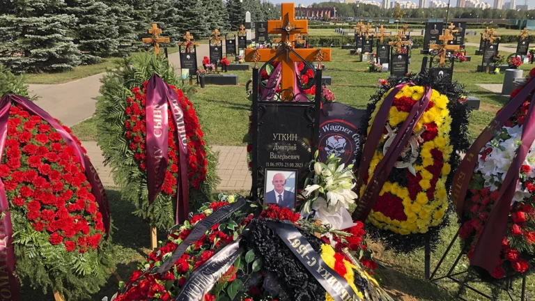 Командира ЧВК «Вагнер» Дмитрия Уткина похоронили на военном кладбище в Мытищах