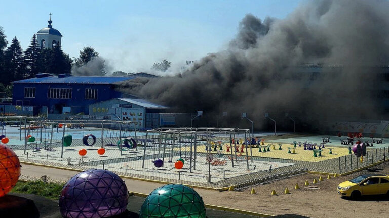 СМИ: в Дмитрове загорелся, предположительно, магазин спорттоваров «Леко»