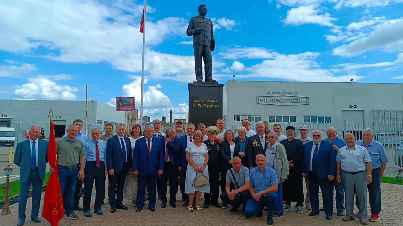 На заводе в Великих Луках открыли памятник Сталину. Ранее от него  отказались Волгоград, Подмосковье и Воронеж