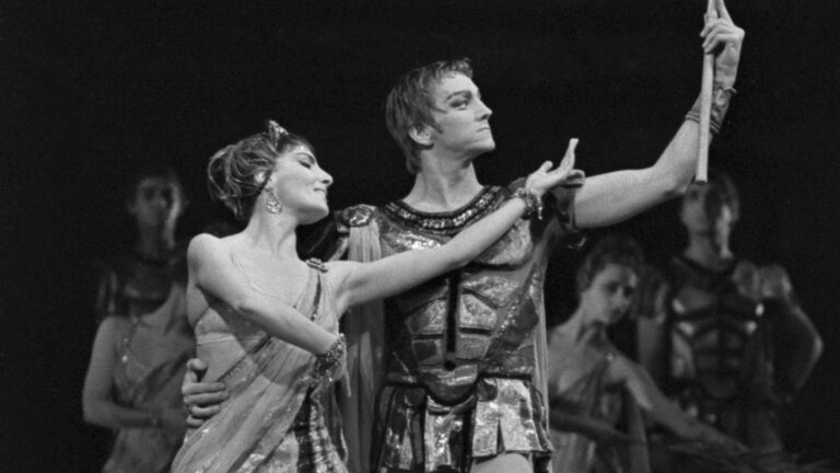 Светлана Адырхаева 
 и Марис Лиепа в балете «Спартак», 1970