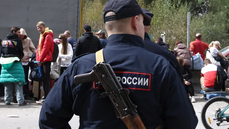 В Петербурге силовики доставили в военкоматы более сотни мигрантов с российскими паспортами. То же произошло в Чувашии