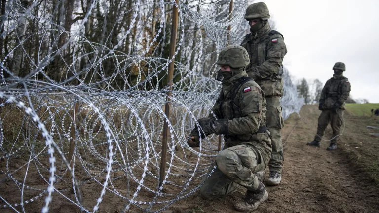 Забор на границе, парад в Варшаве и поиск «агентов Кремля». Какую роль играет Россия в польской политике перед выборами