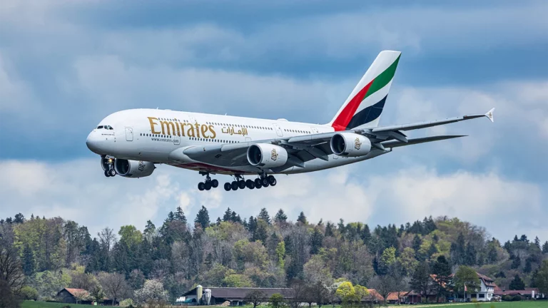 Emirates отрицает слухи о прекращении полетов в Россию из-за беспилотников